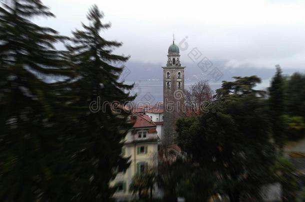 瑞士蒂奇诺Lugano树木之间的教堂