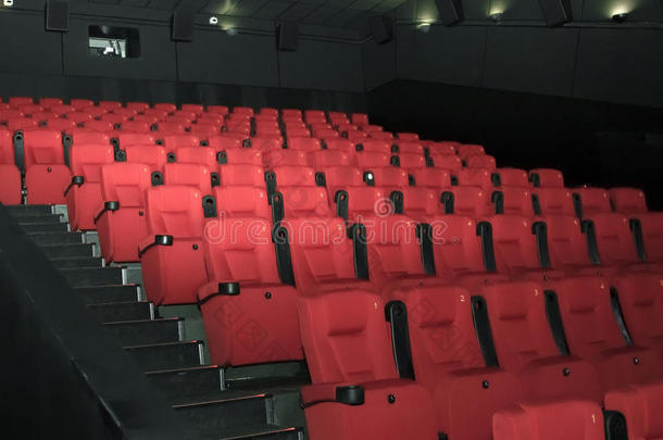 舒适的红色座椅与数字在现代电影