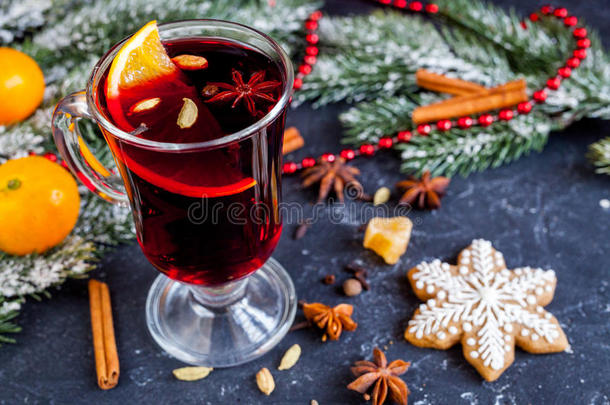 圣诞节在黑暗的背景下用杯子里的香料覆盖葡萄酒