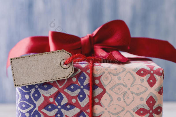 带有红色丝带蝴蝶结和空白标签的礼物