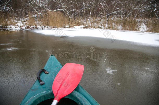 冬季独木舟沿河划桨的第一人称视角
