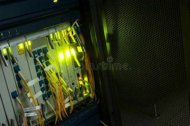 技术数据中心中带服务器的光纤