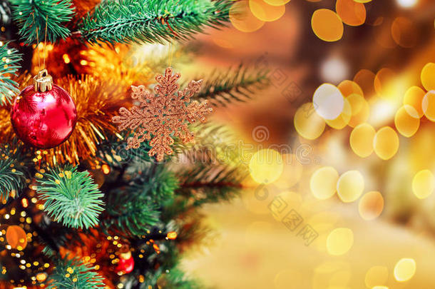 圣诞树背景和圣诞装饰品，模糊，闪闪发光，发光。 新年快乐，圣诞节快乐