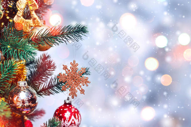 圣诞树背景和圣诞装饰与雪，模糊，火花，发光。 新年快乐，圣诞节快乐