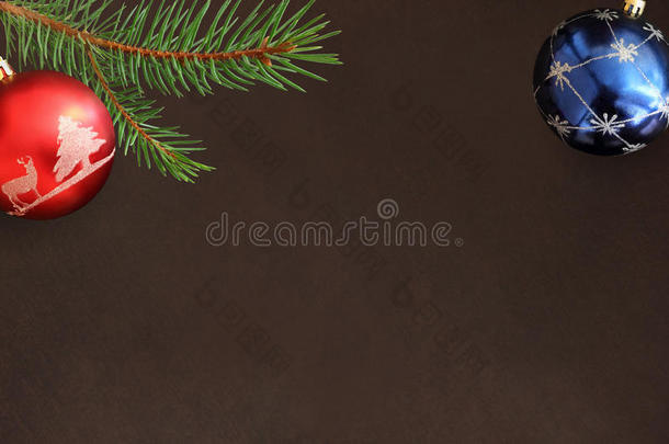 深色背景，圣诞冷杉树枝，红蓝球
