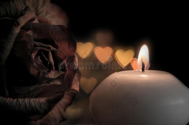 蜡烛与玫瑰花在波基心背景。 复古风格。