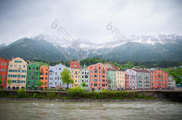 奥地利因斯布鲁克沿河建筑和自然背景的五颜六色的房子