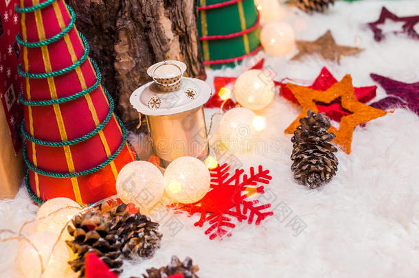 圣诞背景与圣诞装饰与星星，锥，雪人。 新年快乐，圣诞节快乐