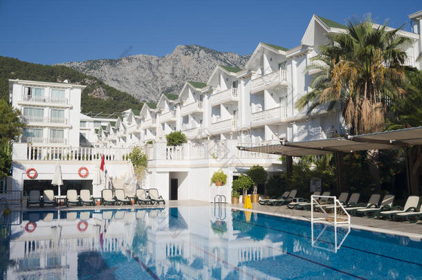 美丽豪华的室外游泳池背景下的度假酒店-度假概念背景的假期
