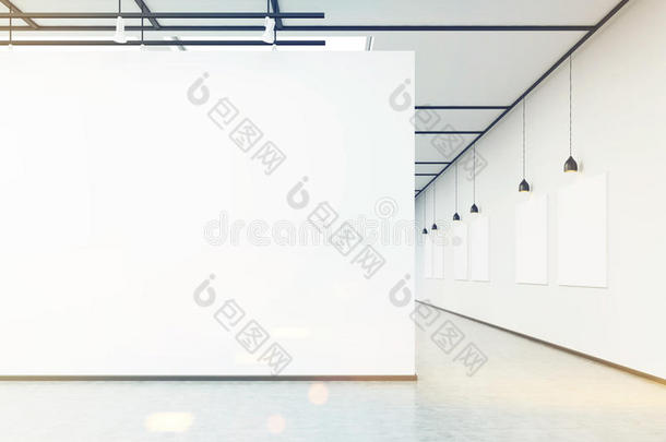 美术馆有白色的大墙和图片，色调