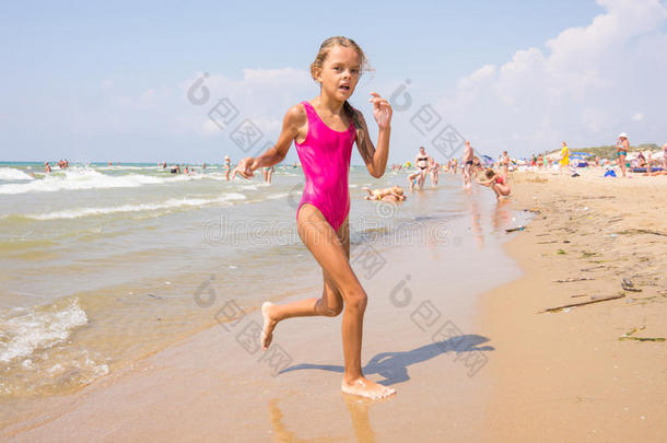 沐浴海滩促进令人愉快的小孩