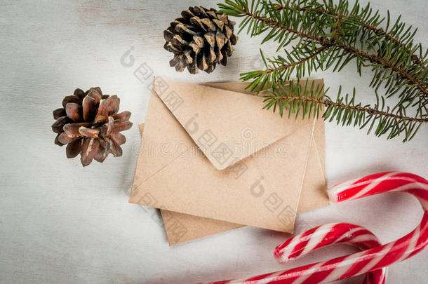 圣诞邮件，带有信件和装饰品的信封