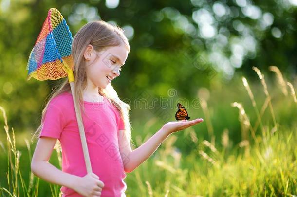 可爱的小女孩用她的独家新闻捕捉<strong>蝴蝶和虫子</strong>