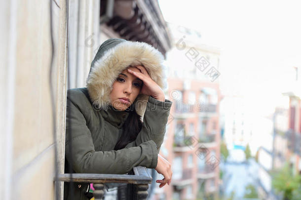 美丽、悲伤、绝望的西班牙女人穿着冬衣，患有抑郁症