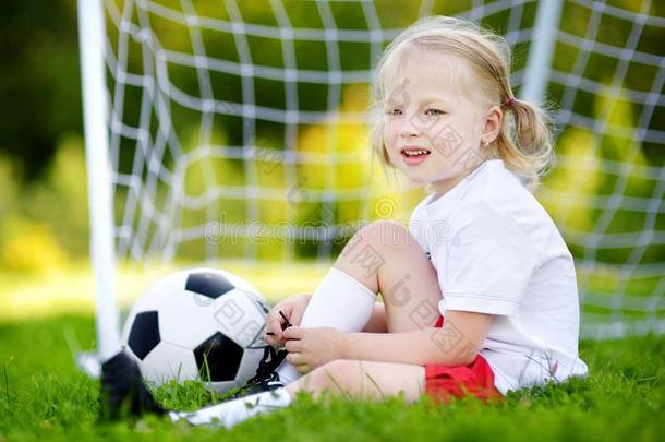 可爱的小足球运动员玩足球游戏玩得很开心