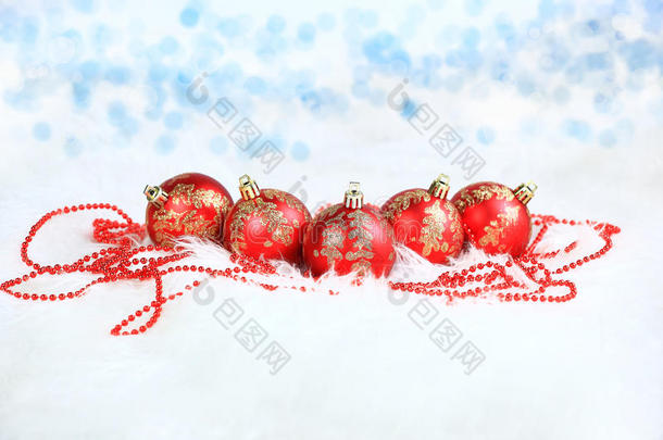 圣诞节。 红色玻璃球，装饰在节日背景上