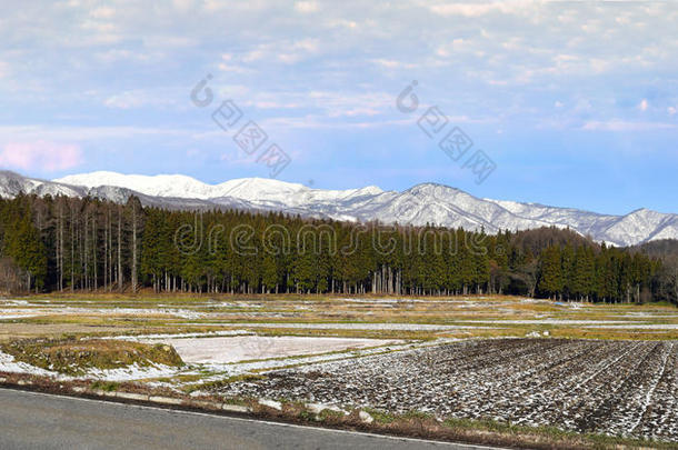 哈库巴山脉从平坦的村庄农耕地