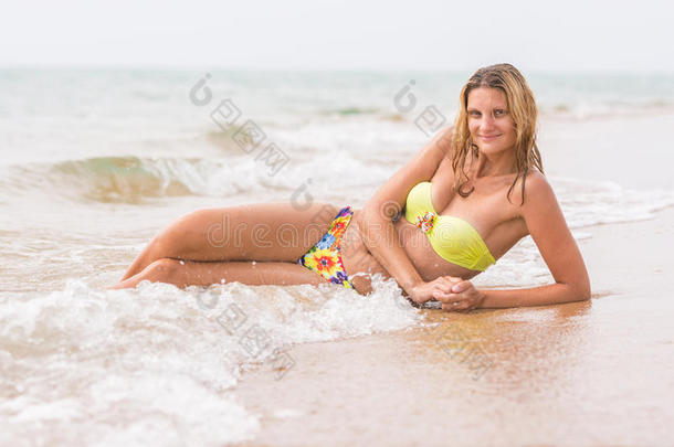 背景沐浴海滩美丽的金发的