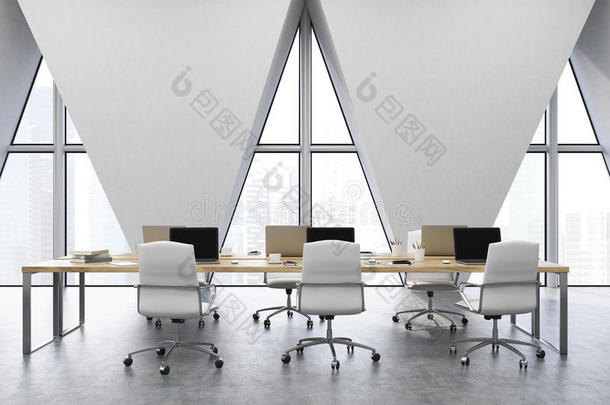 有三角形窗户的<strong>开放式办公室</strong>的正面视图