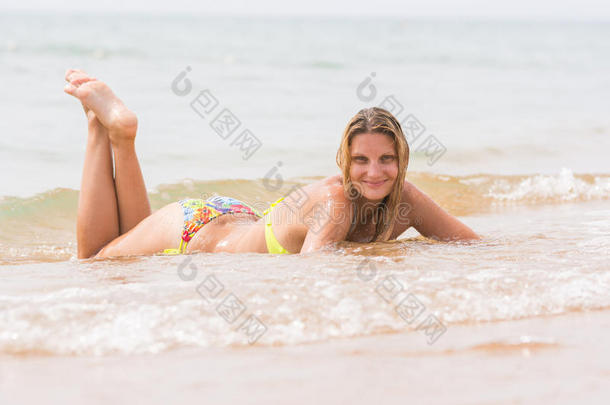 沐浴海滩美丽的金发的身体