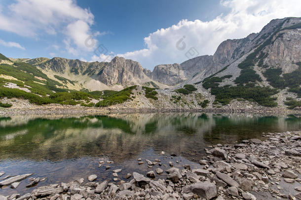 黑云笼罩着西纳尼萨峰，倒影在湖里，皮林山上