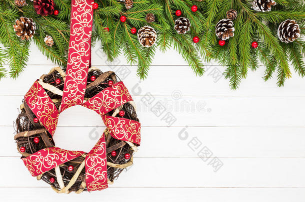 圣诞背景。 用丝带装饰的圣诞花环。 复制空间