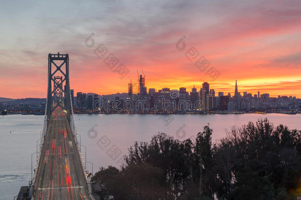 旧金山-奥克兰湾大桥和旧金山天际线的鸟瞰图，加利福尼亚，美国