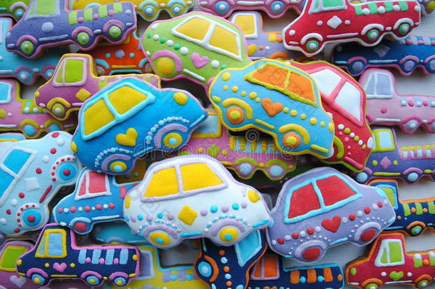 五颜六色的混合圣诞主题装饰蜂蜜饼干的形状的汽车