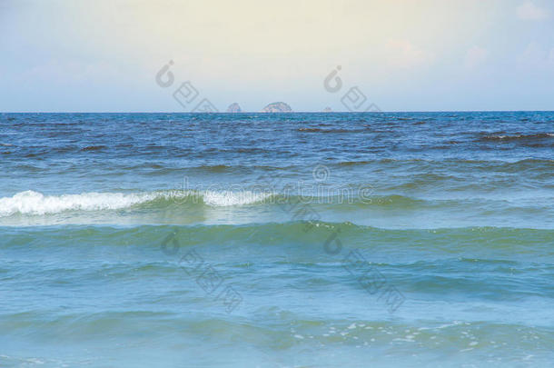 蓝色的大海和清澈的蓝天波，大海