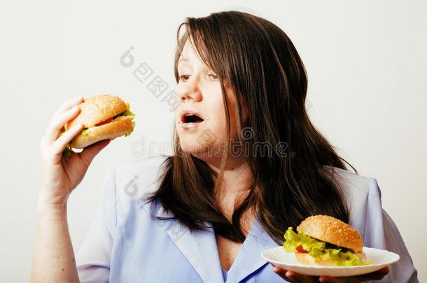 肥胖的白人女人可以在汉堡包和沙拉之间做出选择