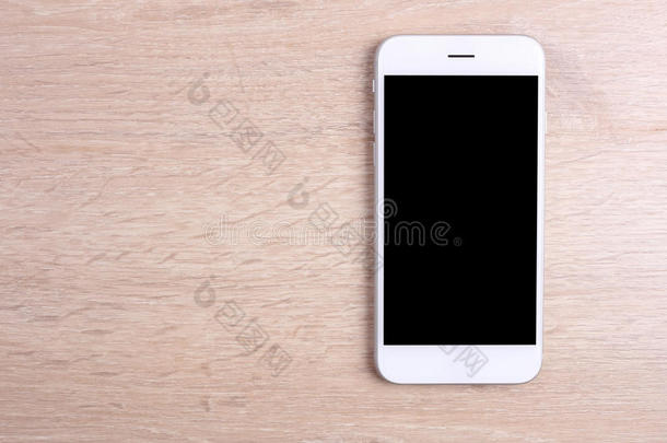 木制背景上的空白屏幕智能手机