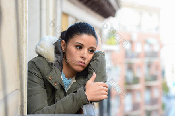 美丽、悲伤、绝望的西班牙女人穿着冬衣，患有抑郁症