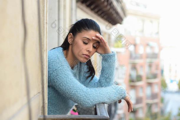 美丽、悲伤和绝望的西班牙裔妇女患有抑郁症，思想沮丧