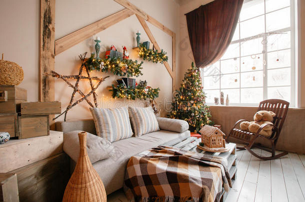 <strong>室内</strong>现代家居<strong>客厅</strong>的平静形象装饰圣诞树和礼物，沙发，桌子上盖着毯子。