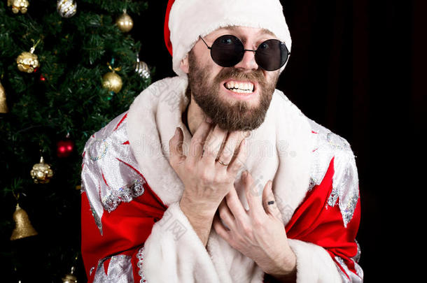 坏拉斯托曼圣诞老人拿着装有礼物的袋子，在圣诞树的背景上刮胡子