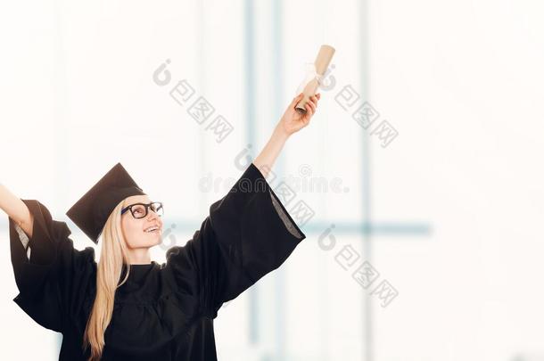 毕业-快乐的学生穿着长袍和文凭