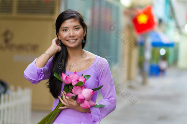 亚洲女人拿着莲花
