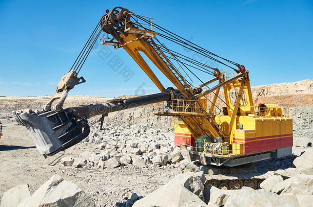 挖掘机在露天开采时使用花岗岩或矿石