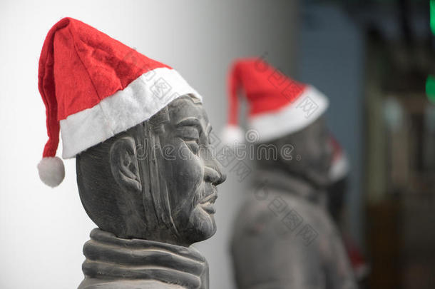 戴着圣诞老人帽子的中国兵马俑身材的一半轮廓