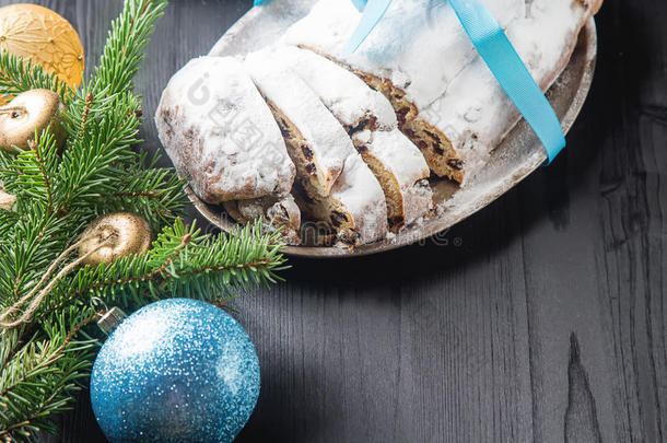 圣诞斯托伦放在一个<strong>银色</strong>托盘上，里面有一杯白咖啡、一个毛皮树枝圣诞玩具、桑塔克劳和蓝色<strong>气球</strong>