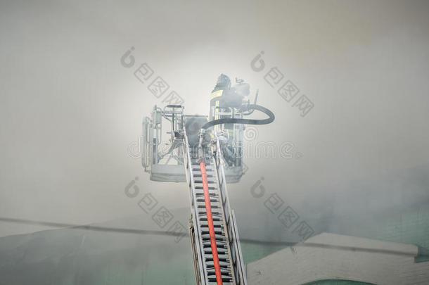 消防队员在行动中战斗，灭火，在烟雾中。