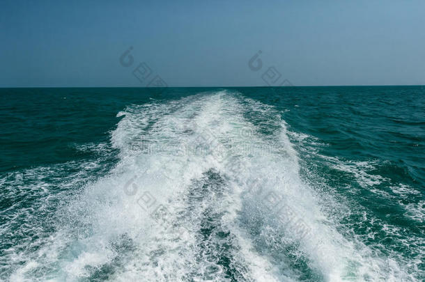 在<strong>浩瀚</strong>的海洋中，在摩托艇后面表演波浪