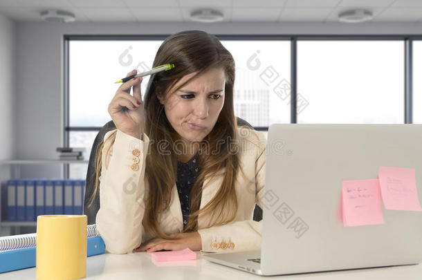 绝望的女商人在笔记本电脑办公桌上承受压力，看上去很担心