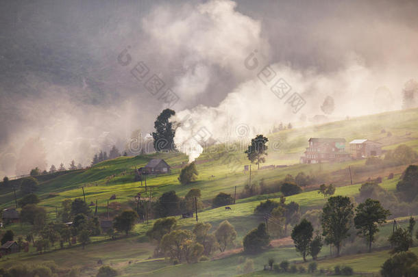 高山上的高山村庄。烟雾、篝火和薄雾笼罩着群山