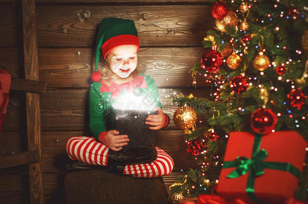 圣诞老人的小女孩小精灵助手，带着一份神奇的圣诞礼物