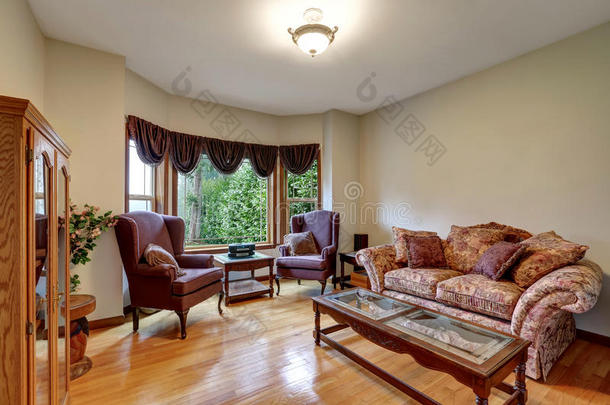 优雅的客厅和老式家具