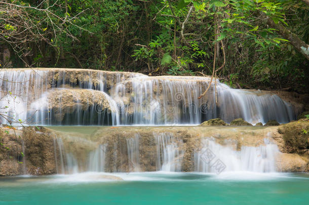 绿色景观与绿色瀑布，埃拉万瀑布，位于Karnchanaburi