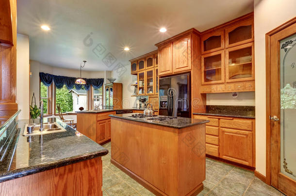 美丽的定制设计厨房房间与华丽的花岗岩。