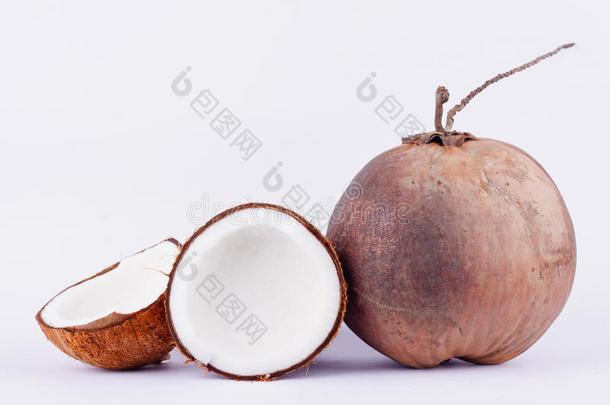 新鲜椰子半剪裁路径椰子牛奶和棕色椰子壳和成熟椰子在白色背景健康水果食品