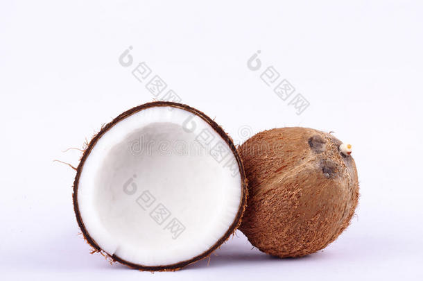 新鲜椰子半剪路径为椰奶和椰壳在白色背景水果食品上分离